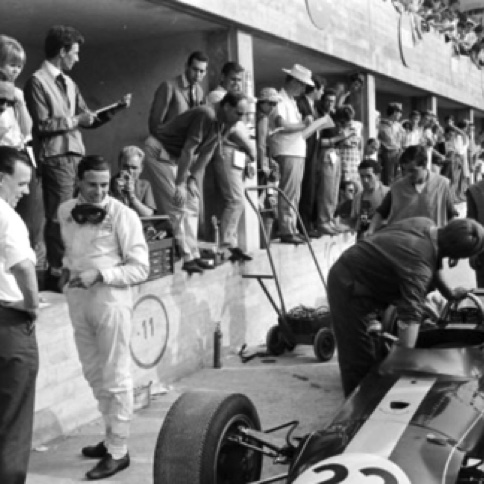 Jim décrit le comportement de la Lotus 43 sur le circuit de Monza à Colin Chapman